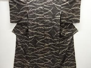 未使用品　芝草に草花模様織り出し本場泥大島紬着物(9マルキ)